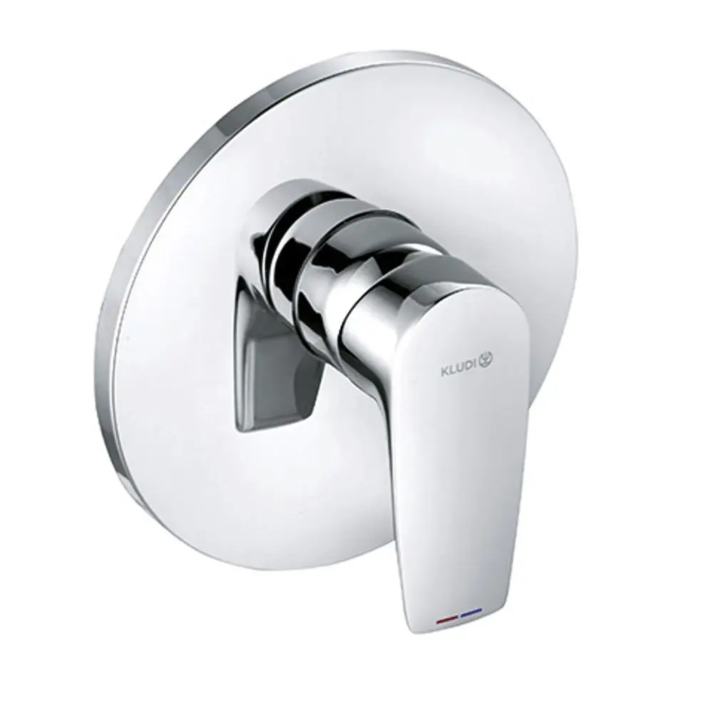 Chromfarbener Wasserhahn von Kludi mit einem einzigartigen, geschwungenen Design und einem Bedienhebel zur Regelung von Wasserfluss und Temperatur.